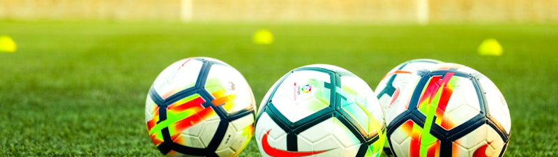 战术解析节目画面，教练正在讲解战术板