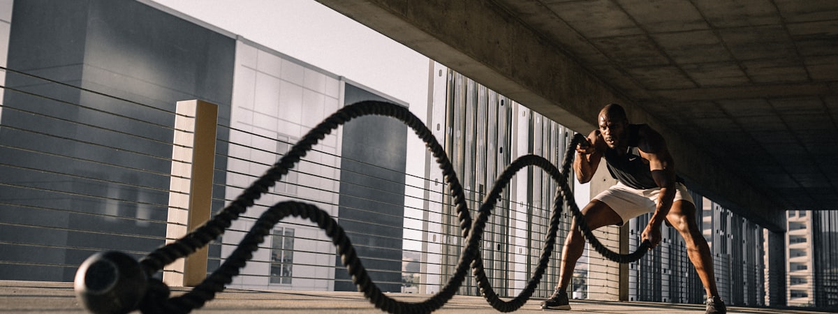 足球联赛现场直播画面，球员正在激烈拼抢