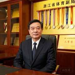 浙江省体育局副局长张建华在办公室内的正式肖像照片，身着深色西装，背景为书架和浙江体育荣誉墙。